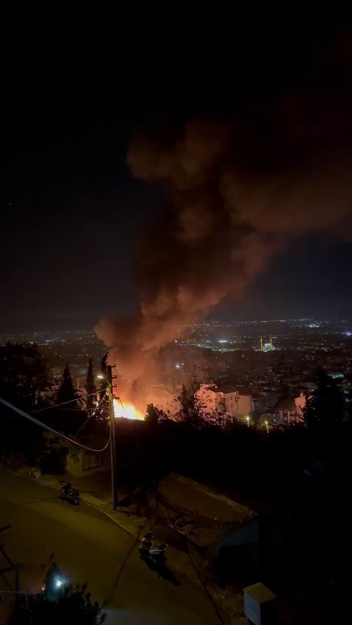 Antalya’da Müstakil Ev Alev Alev Yandı, Patlamalar Mahalleyi Sokağa Döktü