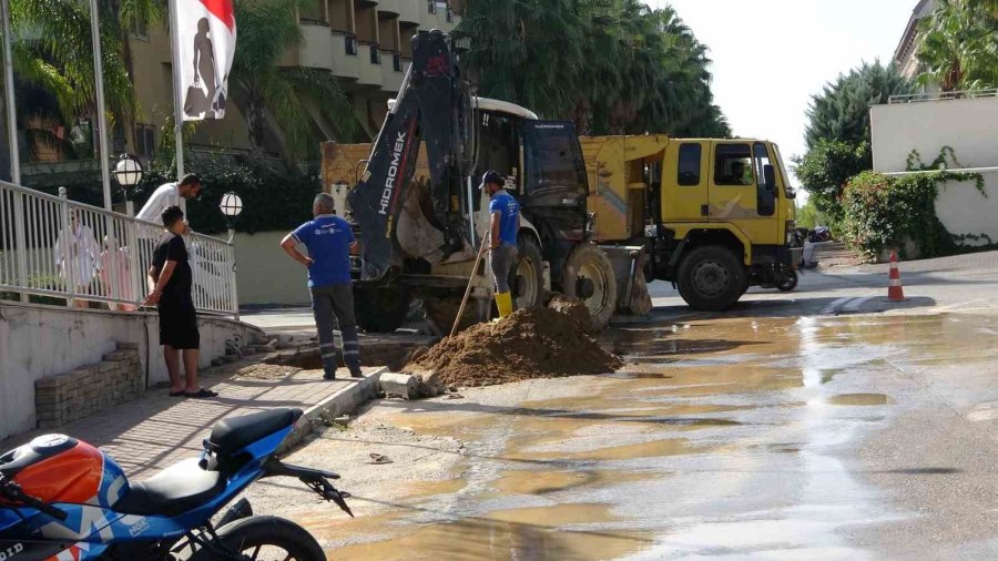 Patlayan Su Borusu Tekstil Mağazasında 3 Milyon Zarara Yol Açtı