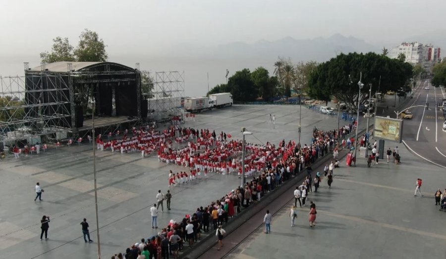 Antalyalı Miniklerden Cumhuriyet’in 100’üncü Yılına Özel Koreografi