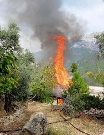 Serik’te Ahşap Ev Yanarak Kül Oldu