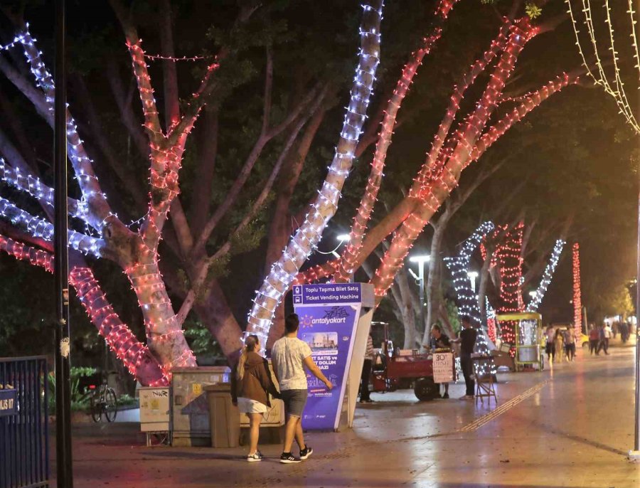 Antalya Caddeleri Kırmızı Beyaza Büründü