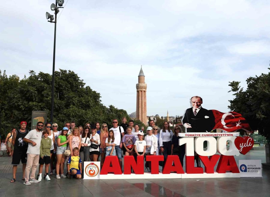 Antalya Caddeleri Kırmızı Beyaza Büründü