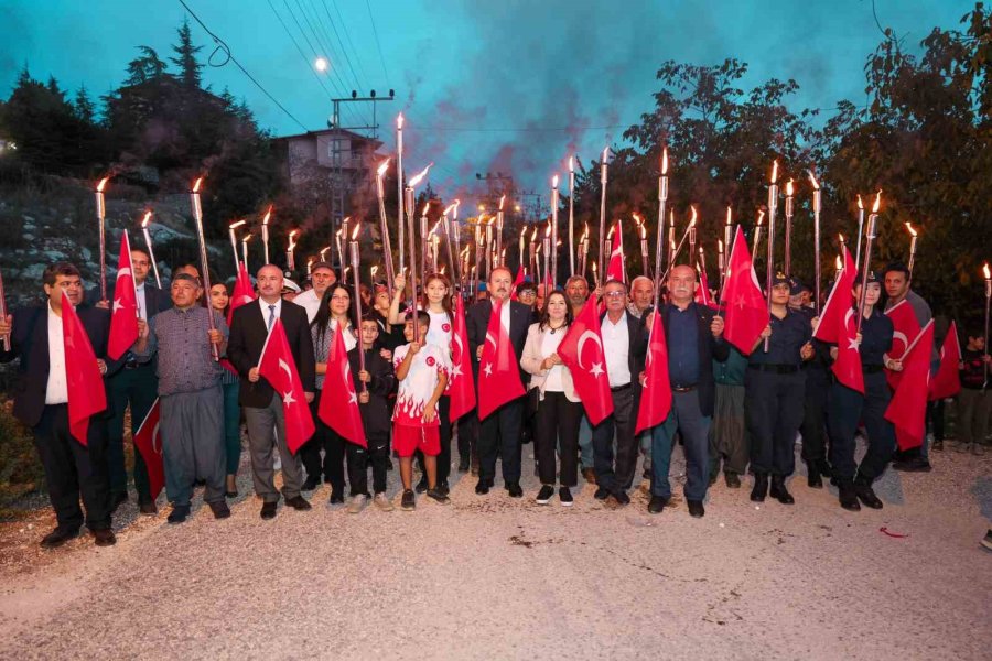 Cumhuriyetin 100. Yılında Yörük Çadırlarına Türk Bayrakları Ve Meşalelerle Yürüyüş Yapıldı