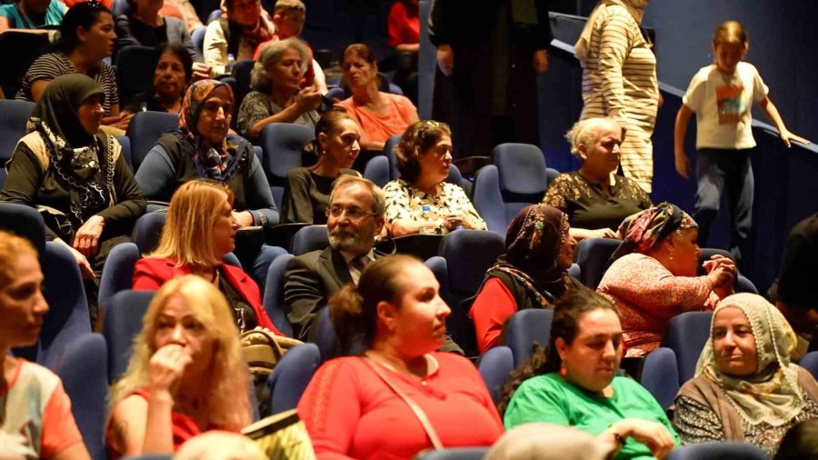 Başkan Bozdoğan ’zübeyde, Anlar Ve Oğullar’ Filmini Kadınlarla Birlikte İzledi