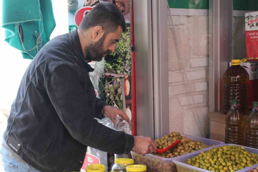 Zeytin Tezgâhlarında Vatandaşların Tercihi Siyah, Çocukların Yeşil Zeytin Oluyor