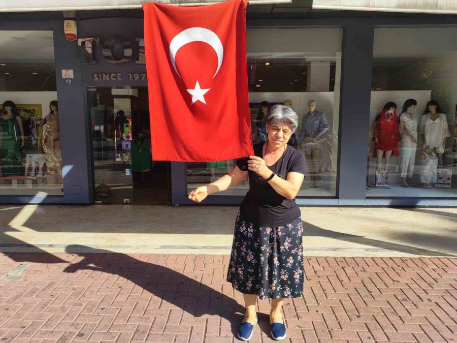 Türk Bayrağını Koparıp Yere Atan Kadın Ruh Ve Sinir Hastalıkları Hastanesine Sevk Edildi