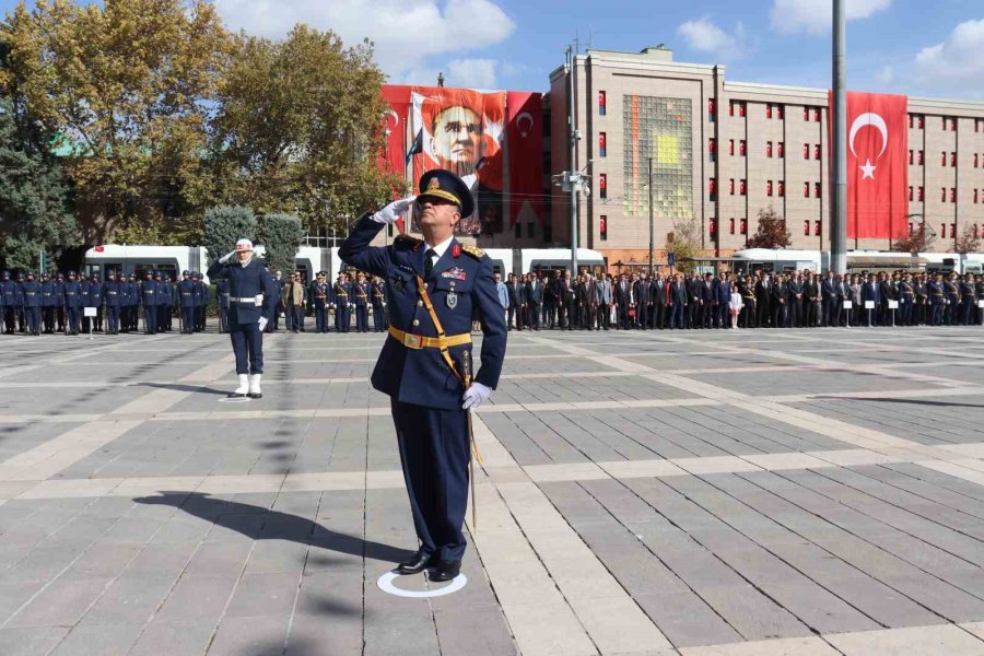 Eskişehir’de 29 Ekim Kutlamaları Çelenk Sunma Töreniyle Başladı