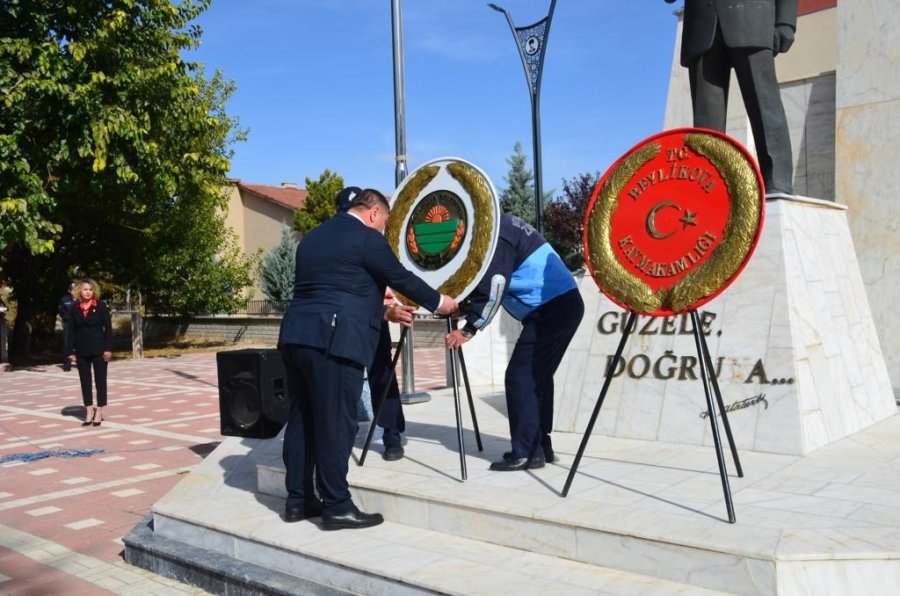 Beylikova Kaymakamı Ve Başkan Özkan Alp Atatürk Büstüne Çelenk Sundular