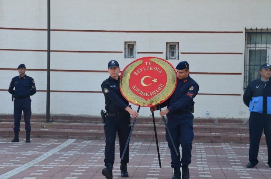 Beylikova Kaymakamı Ve Başkan Özkan Alp Atatürk Büstüne Çelenk Sundular