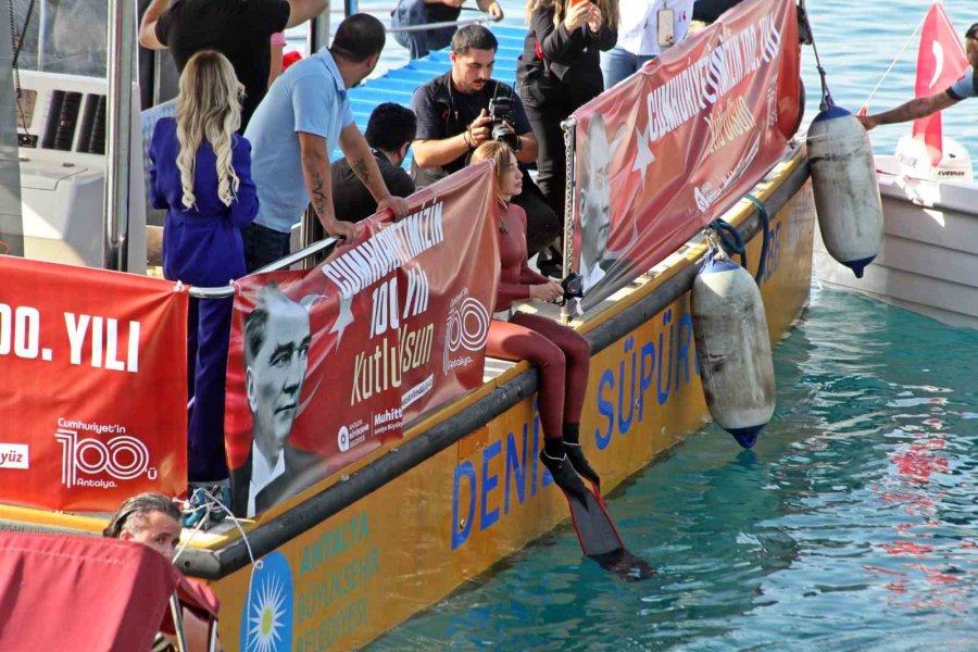 Dünya Rekortmeni Şahika Ercümen, Cumhuriyet İçin Türk Bayrağını Denizde Dalgalandırdı