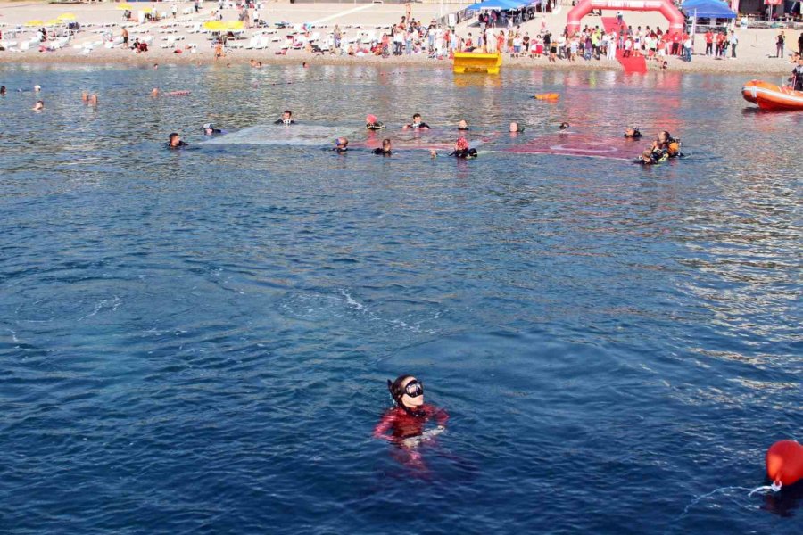 Dünya Rekortmeni Şahika Ercümen, Cumhuriyet İçin Türk Bayrağını Denizde Dalgalandırdı