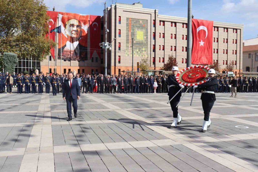 Eskişehir’de 29 Ekim Kutlamaları Çelenk Sunma Töreniyle Başladı