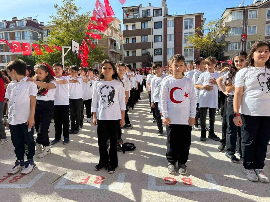 600 Öğrenciden ‘cumhuriyet Yürüyüşü’ Ve Senkronize Gösteri