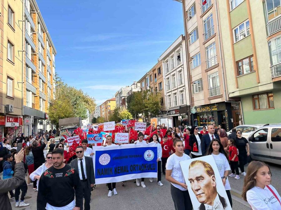 600 Öğrenciden ‘cumhuriyet Yürüyüşü’ Ve Senkronize Gösteri