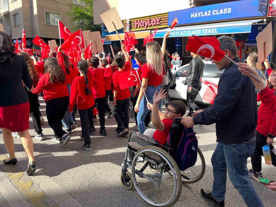 Cumhuriyet Kortejine Minik Öğrenci Tekerlekli Sandalyesi İle Katıldı