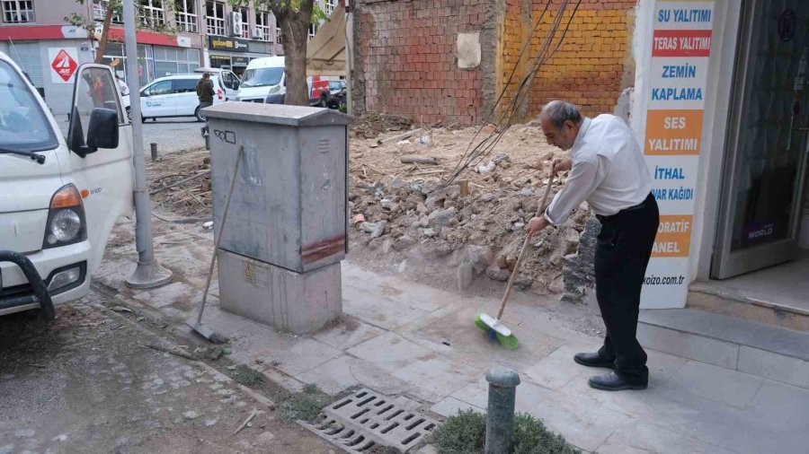 Yıkım Esnasında Su Kullanılmaması Vatandaşı Toza Buladı