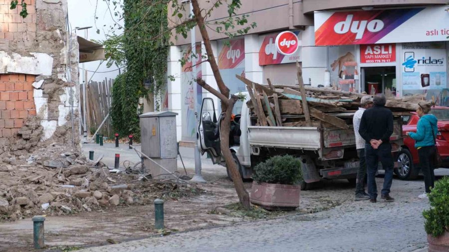 Yıkım Esnasında Su Kullanılmaması Vatandaşı Toza Buladı