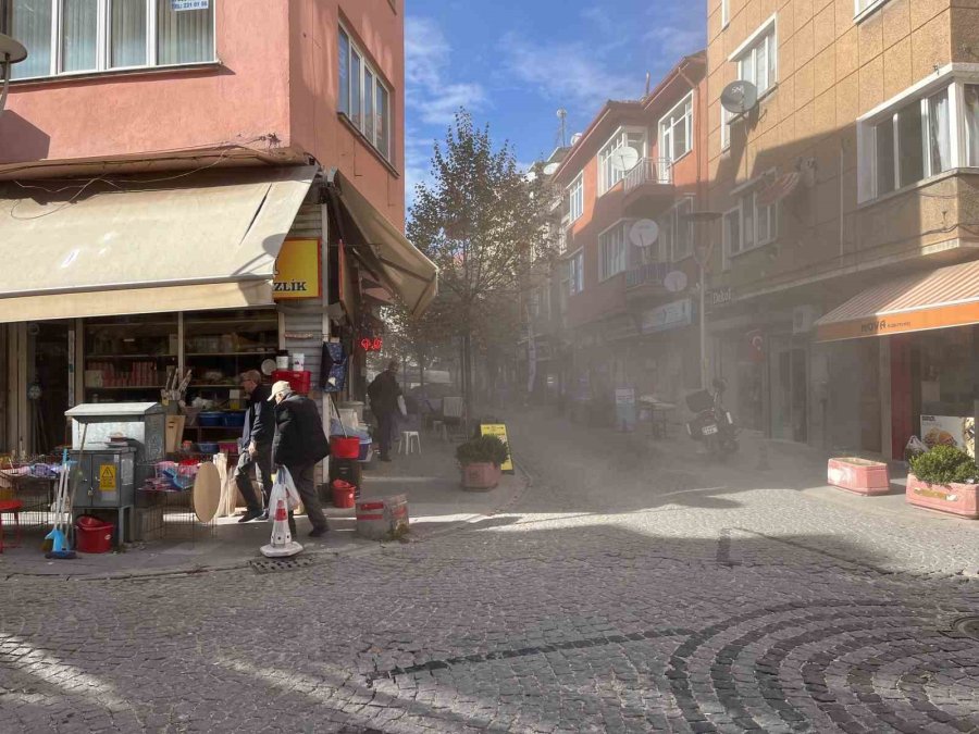 Yıkım Esnasında Su Kullanılmaması Vatandaşı Toza Buladı