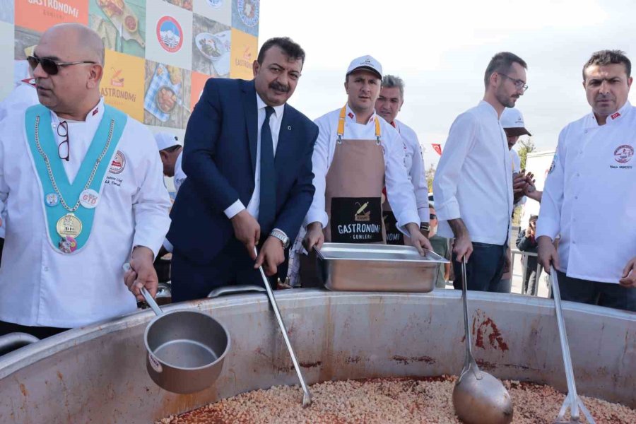 Kayseri’de Dünya Rekoru: 1 Ton Mantı 1 Kazanda Pişirildi