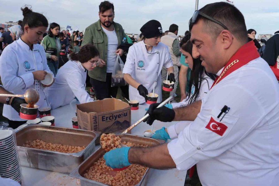 Kayseri’de Dünya Rekoru: 1 Ton Mantı 1 Kazanda Pişirildi