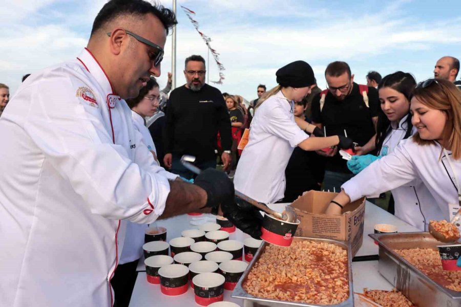 Kayseri’de Dünya Rekoru: 1 Ton Mantı 1 Kazanda Pişirildi