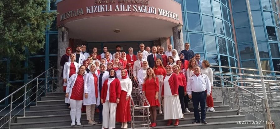 Sağlık Çalışanları Aile Sağlık Merkezi’ni Kırmızı Beyaza Bürüdü