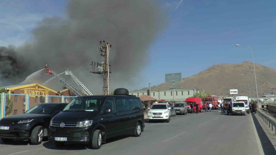 Kayseri’deki Fabrika Yangını 2 Saatte Kontrol Altına Alındı