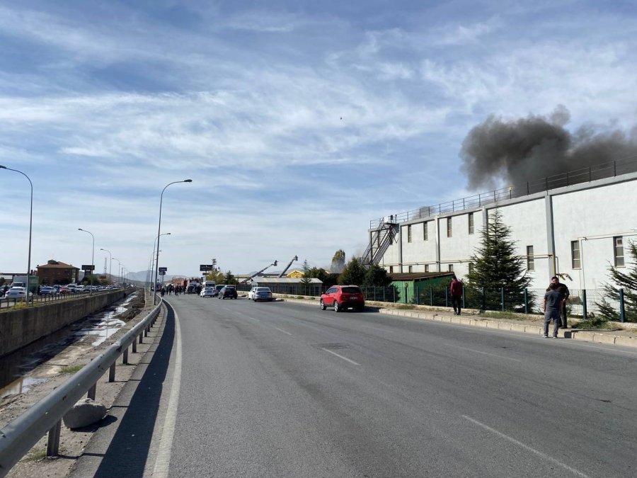 Kayseri’de Fabrika Yangını: Ekipler Müdahale Ediyor