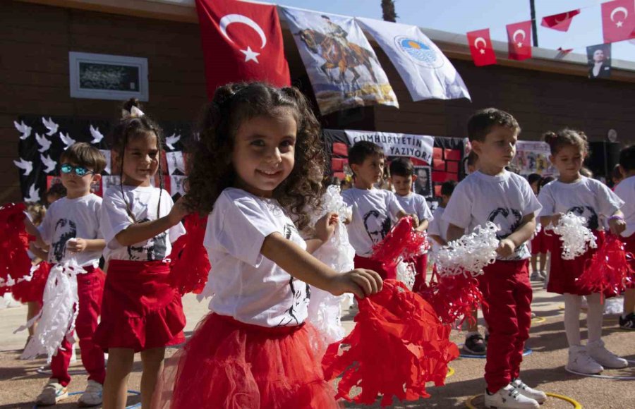 Minikler, Cumhuriyet Bayramı’nı El Ele Kutladı