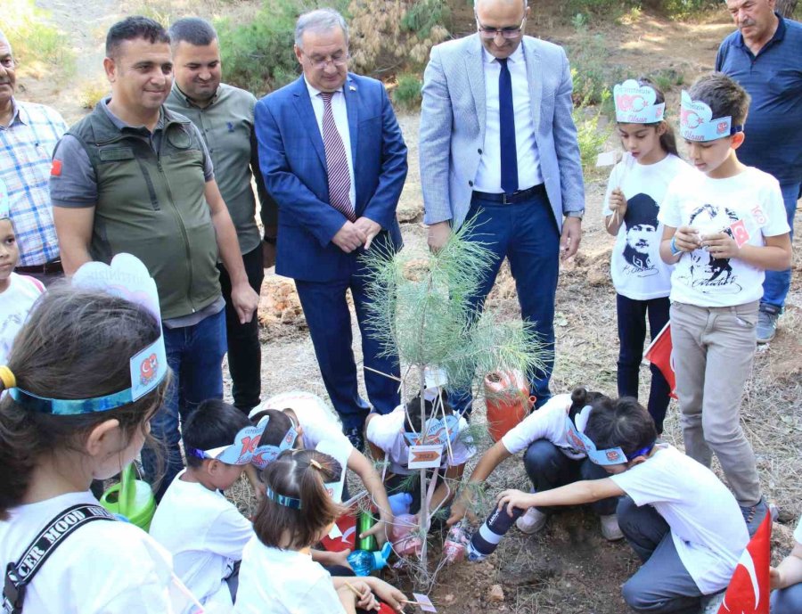 Cumhuriyet İçin Fidanlar Dikildi, 100 Parçadan Oluşan Örgü Türk Bayrağı Hazırlandı