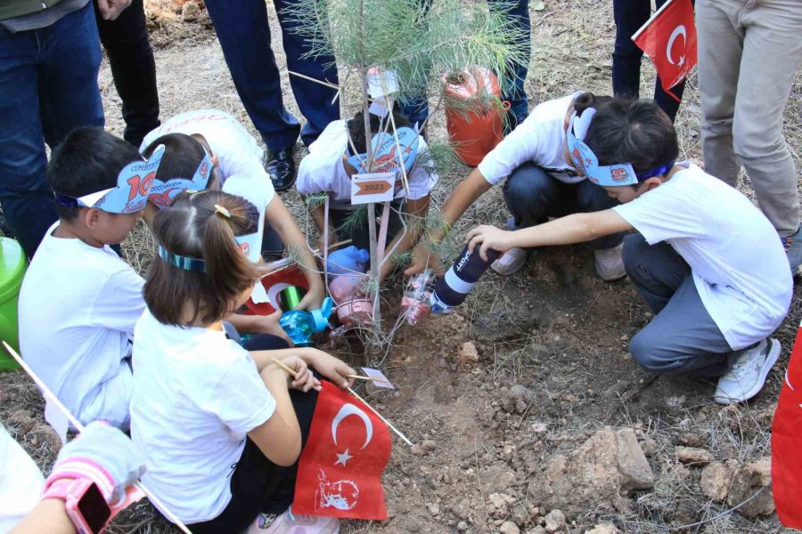 Cumhuriyet İçin Fidanlar Dikildi, 100 Parçadan Oluşan Örgü Türk Bayrağı Hazırlandı