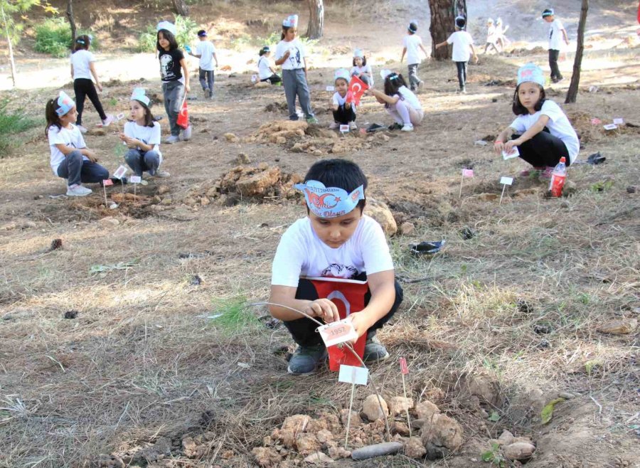 Cumhuriyet İçin Fidanlar Dikildi, 100 Parçadan Oluşan Örgü Türk Bayrağı Hazırlandı