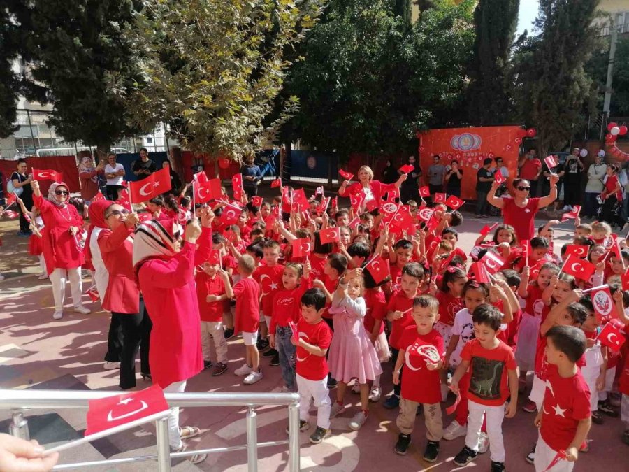 Mersin’de Minik Öğrencilerden Türkiye Ve 100. Yıl Koreografisi