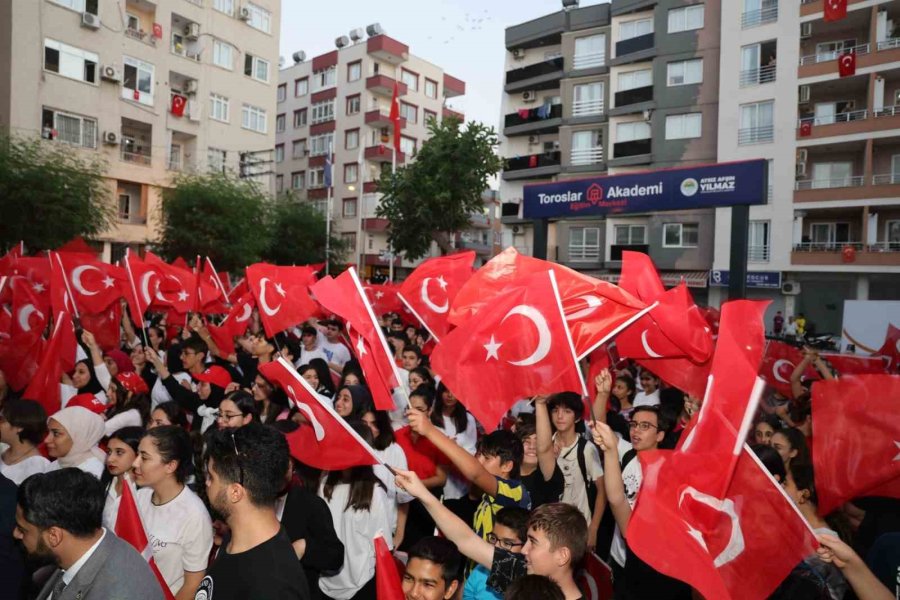 Toroslar’da Gençler Cumhuriyet Bayramını Coşkuyla Kutladı