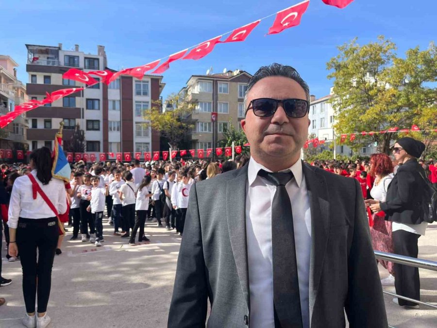 600 Öğrenciden ‘cumhuriyet Yürüyüşü’ Ve Senkronize Gösteri