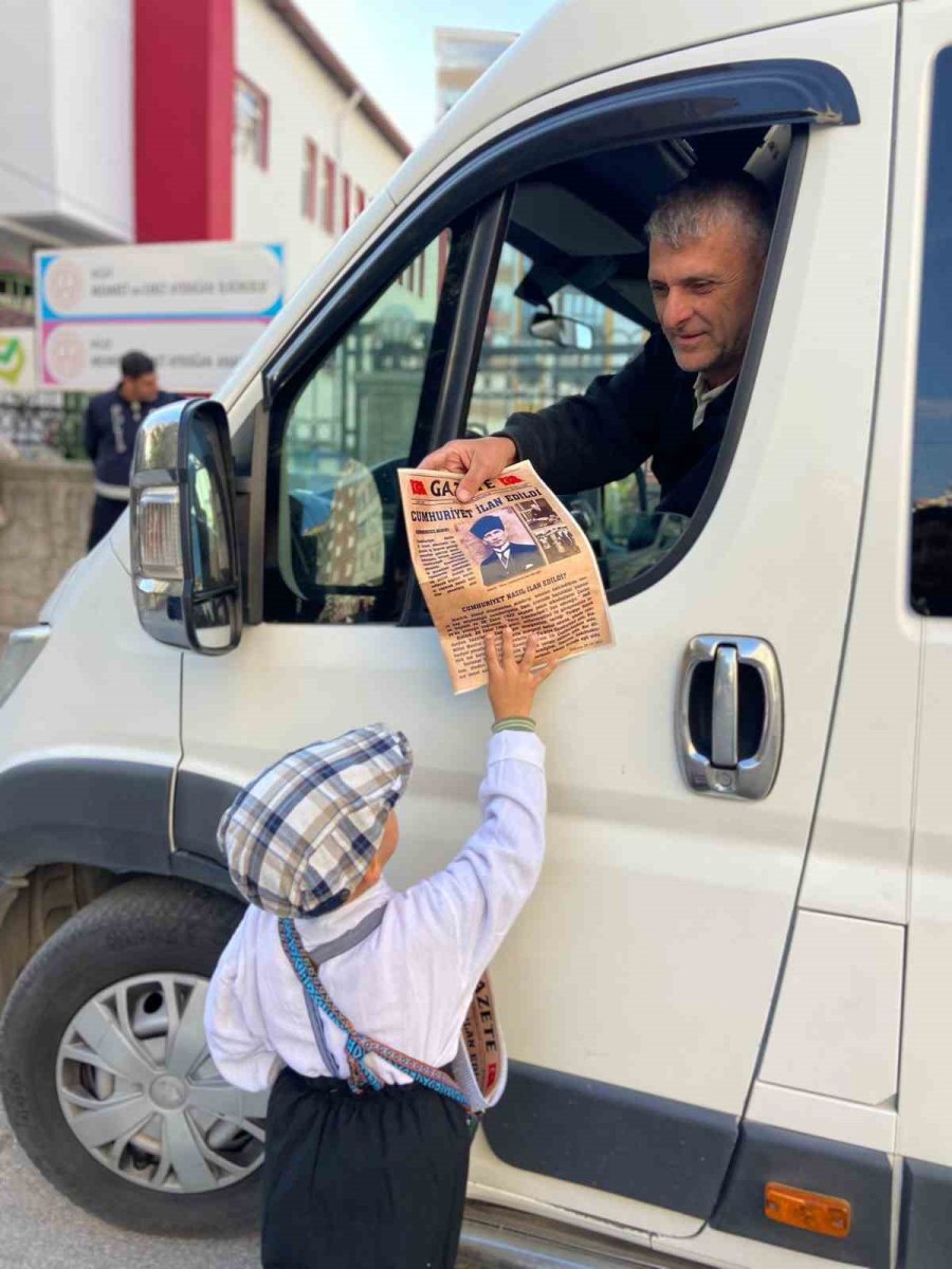 Öğrenciler Cumhuriyet’in İlanını Duyuran Gazete Dağıttı