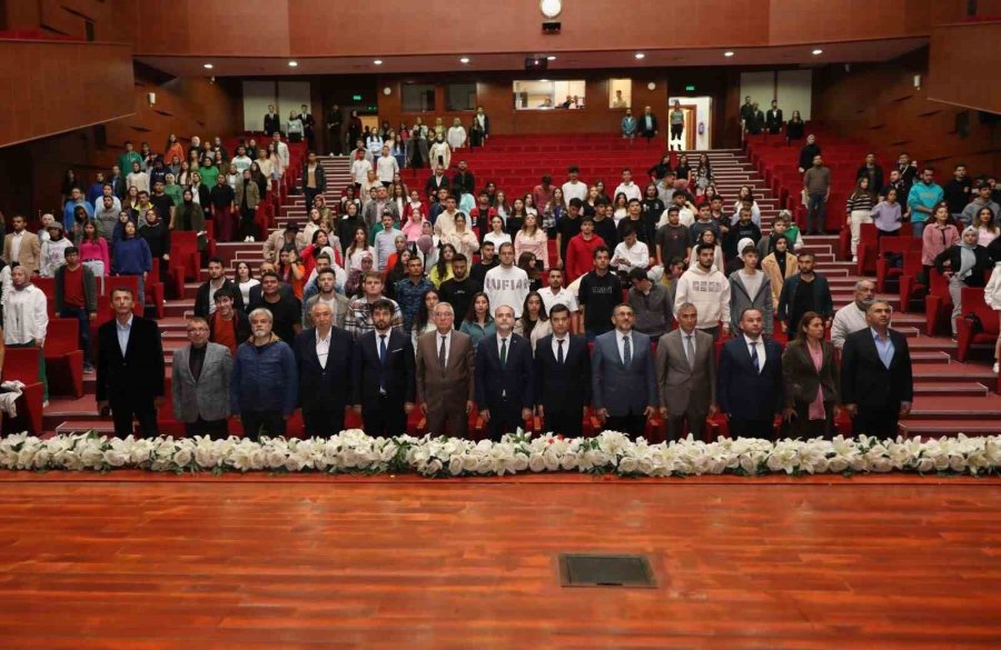 Niğde’de “atatürk Ve Cumhuriyet” Konulu Konferans Verildi