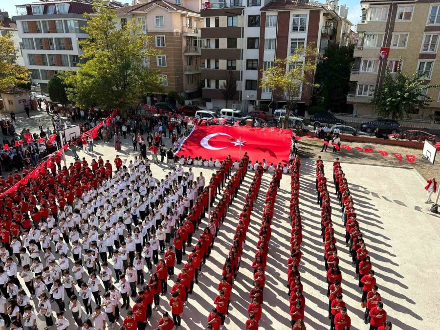 600 Öğrenciden ‘cumhuriyet Yürüyüşü’ Ve Senkronize Gösteri