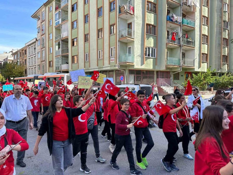 600 Öğrenciden ‘cumhuriyet Yürüyüşü’ Ve Senkronize Gösteri