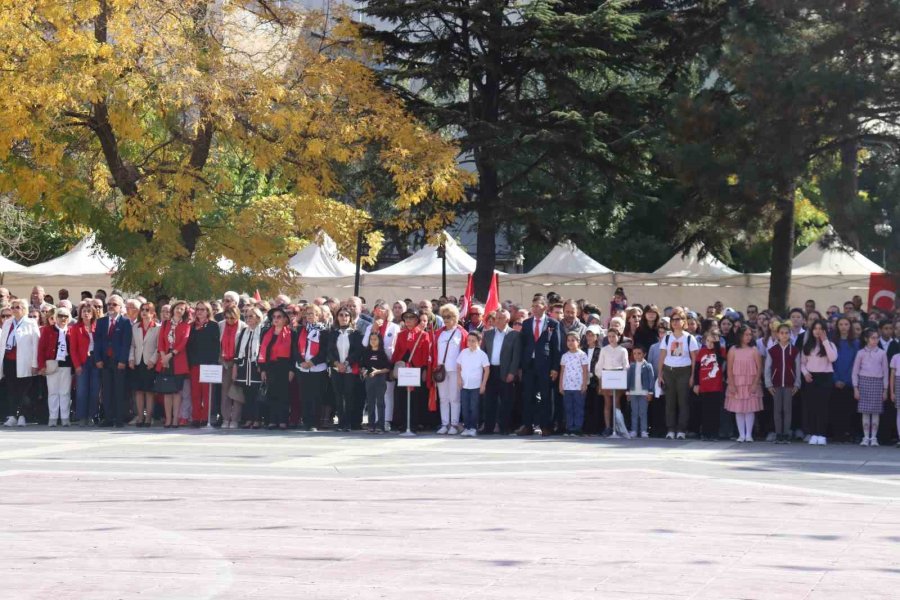 Eskişehir’de 29 Ekim Kutlamaları Çelenk Sunma Töreniyle Başladı