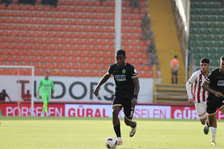 Trendyol Süper Lig: Alanyaspor: 0 - Sivasspor: 0 (ilk Yarı)