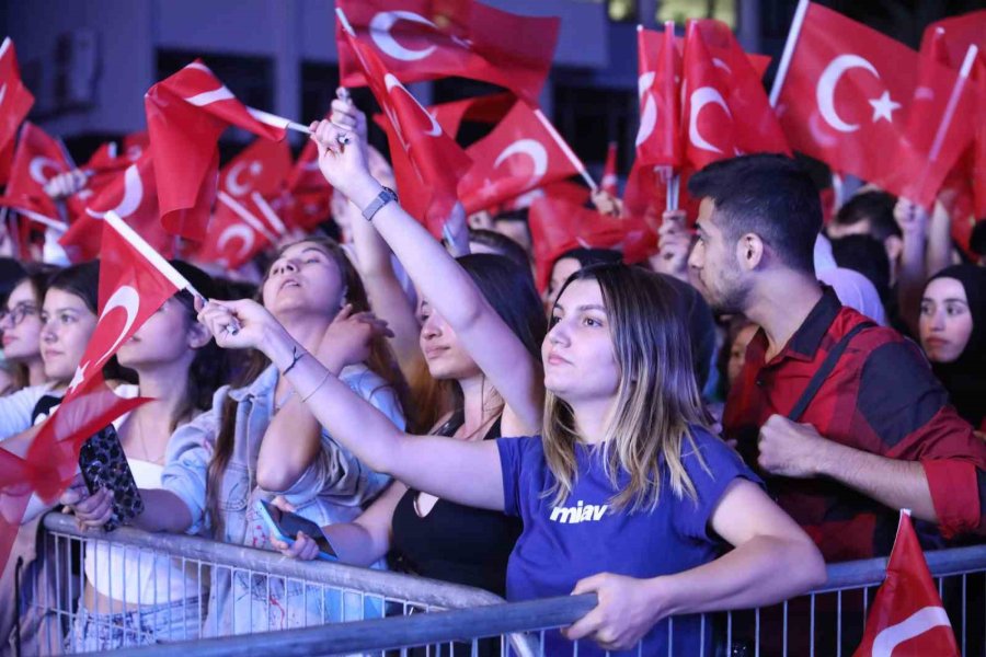 Alanya Cumhuriyetin 100. Yılını Büyükşehir’in Sefo Konseri Ve 500 Dron Gösterisi İle İle Kutladı