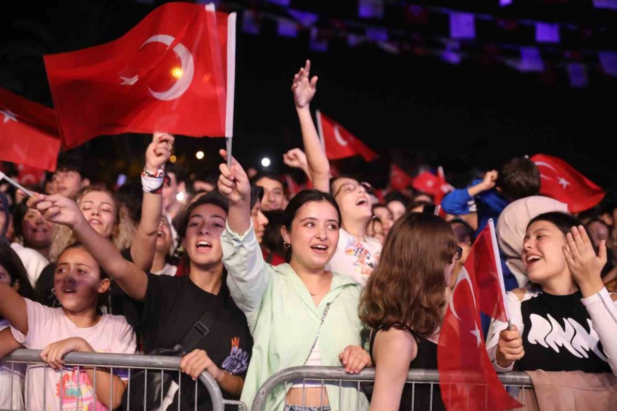 Alanya Cumhuriyetin 100. Yılını Büyükşehir’in Sefo Konseri Ve 500 Dron Gösterisi İle İle Kutladı