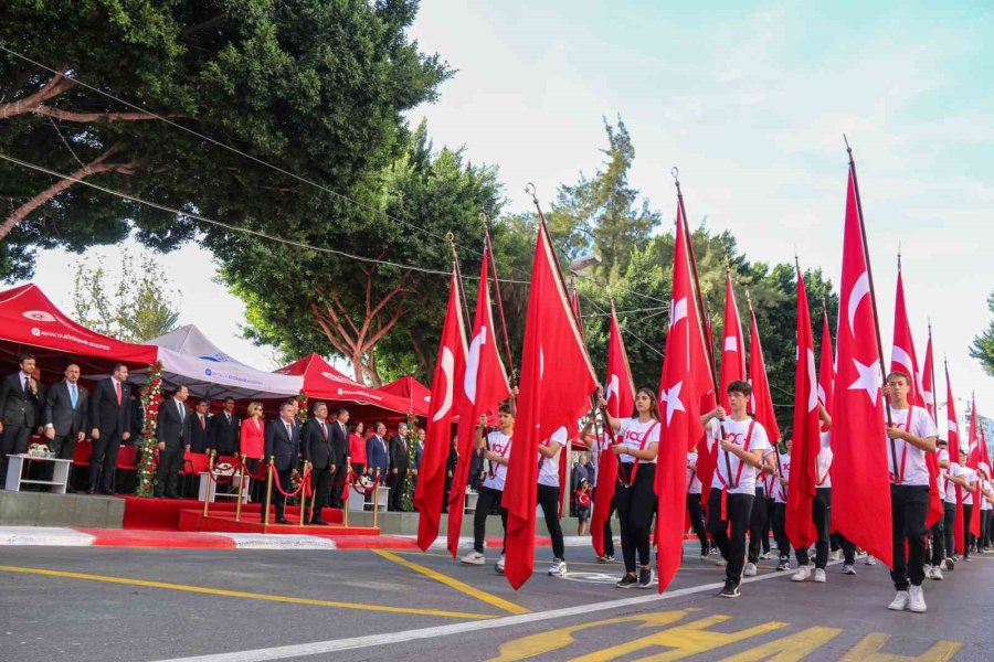 Cumhuriyet Kutlamasında Sahneye Çıkan Komandolar Kamuflaj Kıyafetleriyle Törene Damga Vurdu