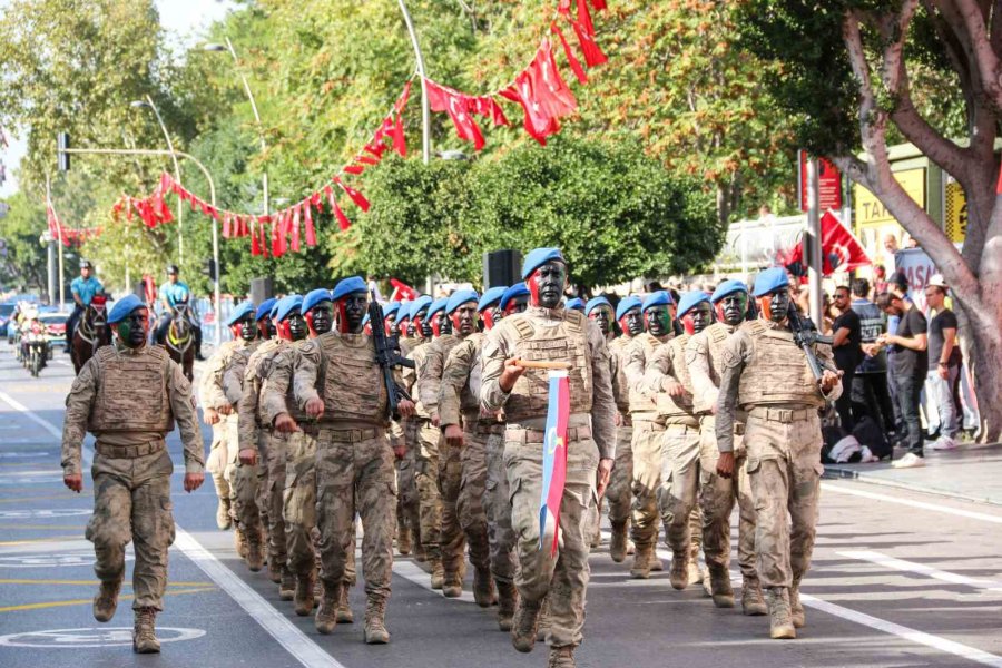 Cumhuriyet Kutlamasında Sahneye Çıkan Komandolar Kamuflaj Kıyafetleriyle Törene Damga Vurdu