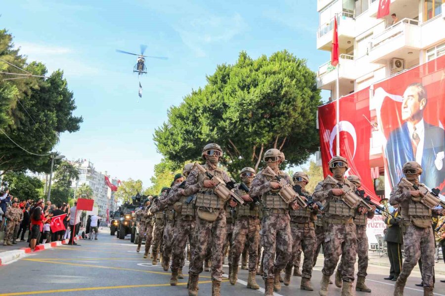 Cumhuriyet Kutlamasında Sahneye Çıkan Komandolar Kamuflaj Kıyafetleriyle Törene Damga Vurdu