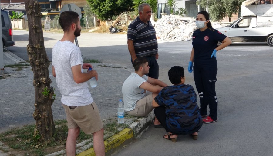 Lastiği Patlayan Otomobil Refüjdeki Palmiyeye Ve Kaldırıma Çarptı: 2 Yaralı