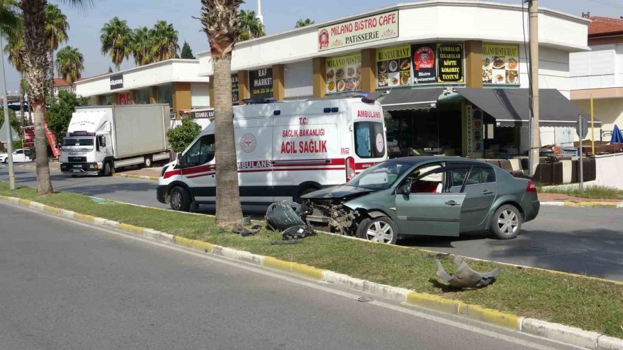 Lastiği Patlayan Otomobil Refüjdeki Palmiyeye Ve Kaldırıma Çarptı: 2 Yaralı