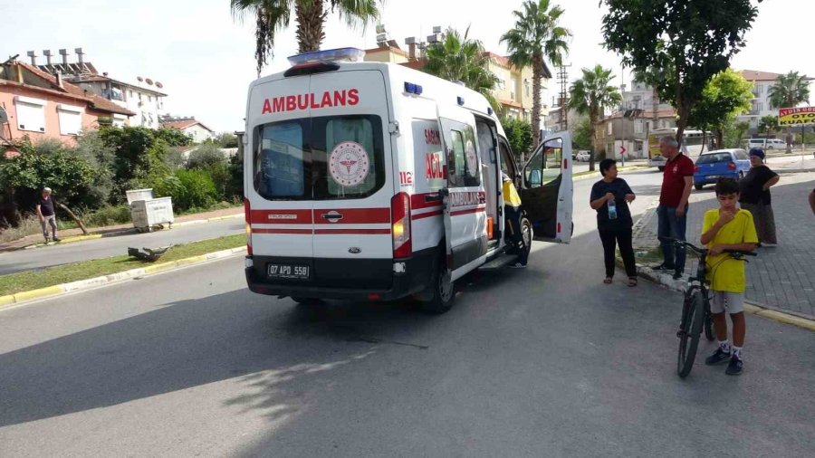 Lastiği Patlayan Otomobil Refüjdeki Palmiyeye Ve Kaldırıma Çarptı: 2 Yaralı