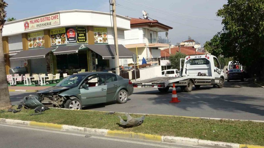 Lastiği Patlayan Otomobil Refüjdeki Palmiyeye Ve Kaldırıma Çarptı: 2 Yaralı